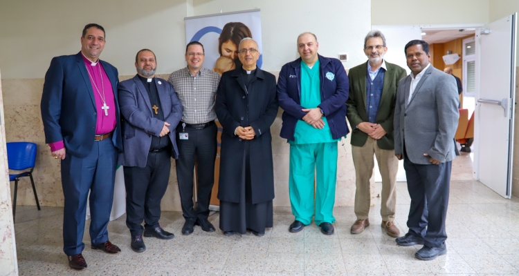Mgr Nahra participe à une veillée de prière à l'hopital de Nazareth