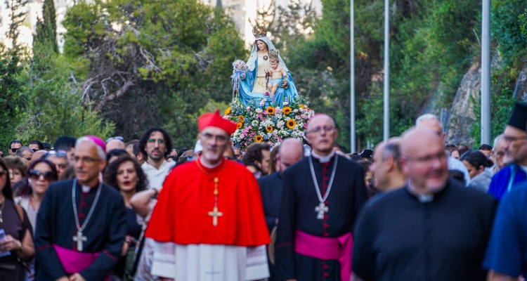 Ascenso en Oración: La Procesión de Nuestra Señora del Monte Carmelo en Haifa