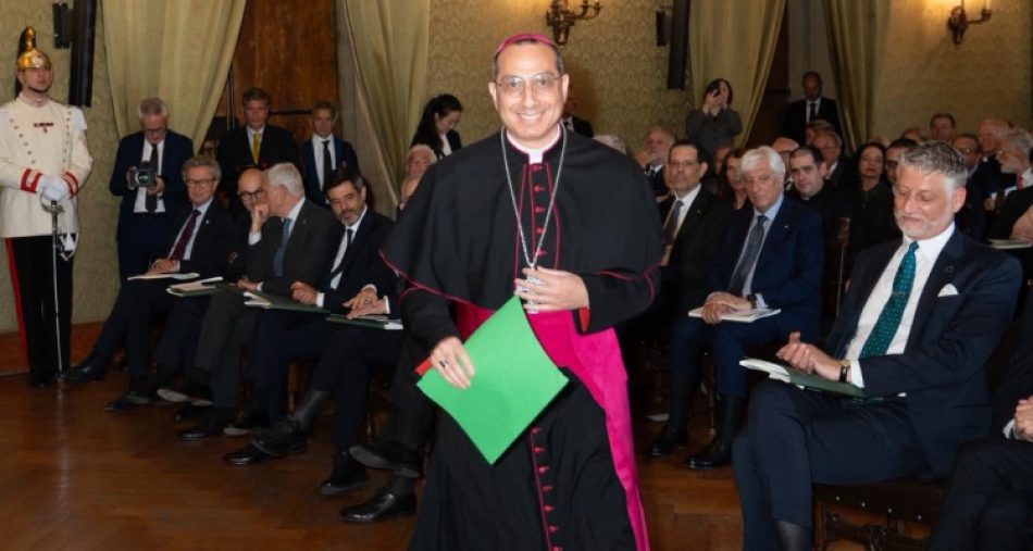 Mons. Iyad Twal riceve il Premio Antonio Feltrinelli in riconoscimento della missione umanitaria del Patriarcato Latino a Gaza.