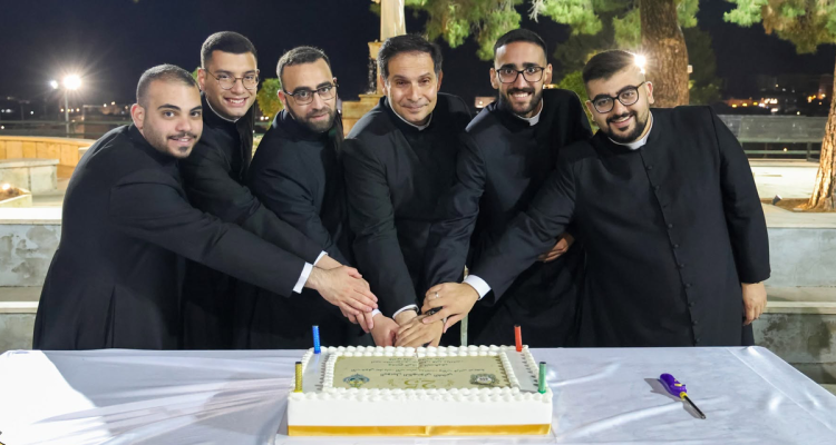 5 séminaristes avancent dans leur formation sacerdotale tandis que trois prêtres célèbrent leurs 25 ans de sacerdoce